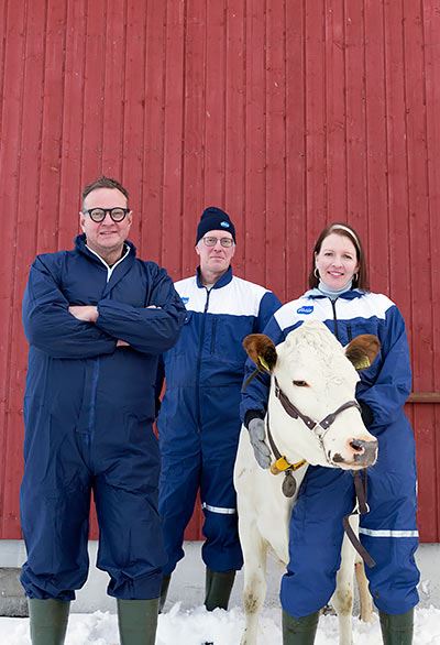 Kotipizza CEO Tommi Tervanen and farmers Mikael Tammirinne and Pauliina Pakkasmaa